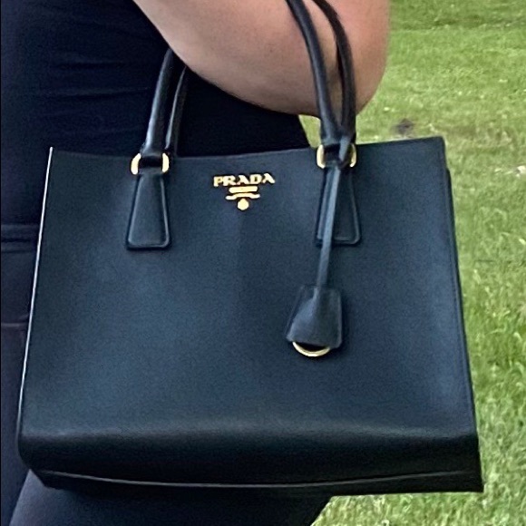 ❗️SOLD❗️Prada Saffiano Lux! New condition! - Picture 8 of 11